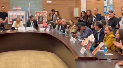כסיף בא לשדולה למען החטופים, בן משפחה זעם: "שרץ בהיכל"