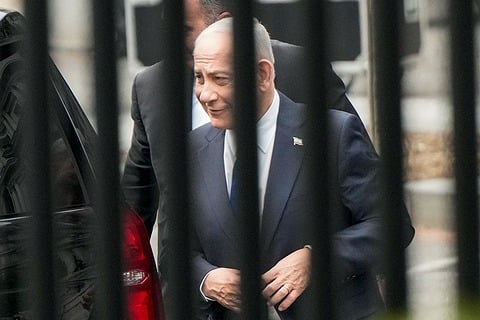בנימין נתניהו נכנס לבית הלבן מכניסה צדדית לקראת פגישתו עם טראמפ, היום צילום: REUTERS/Elizabeth Frantz