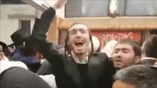 תיעוד בלעדי: חרדים פרצו לבית כנסת בירושלים
