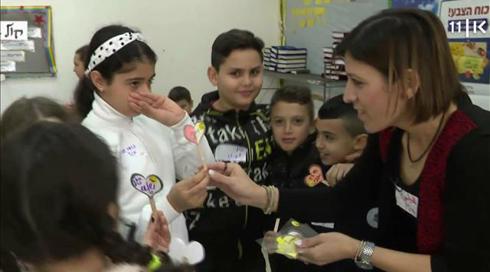 "מגדלים למציאות בלי הגדרות" – המורה הערבייה שמתפללת עם התלמידים היהודים