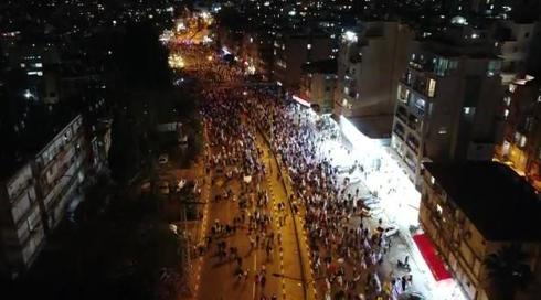 תושבים השליכו זיקוקים לעבר מפגינים בבני ברק