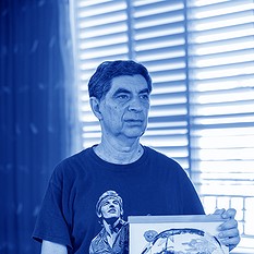 פרופסור שמחה גולדין מחזיק באיור של בנו, הדר גולדין ז"ל