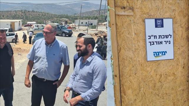 ח"כ ניר אורבך בפתח לשכתו החדשה באביתר, מאחז בלתי חוקי, 24.06.21