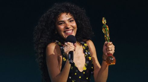 אוליביה דין היא הזוכה הגדולה של טקס פרסי הבריטס