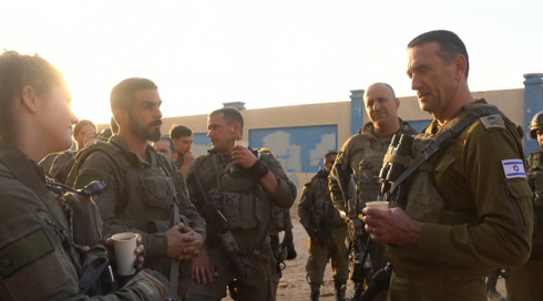 ברקע תקיפות חיל האוויר בדאחייה: עשרות שיגורים לעבר הצפון