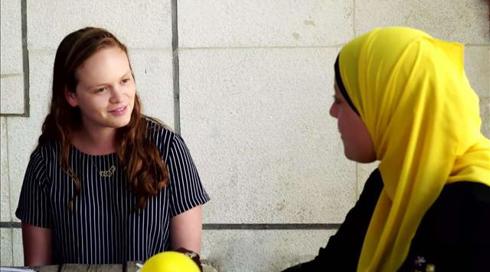 יהודים בלב אבו גוש: הסטודנטים שעברו לכפר כדי ללמוד ערבית