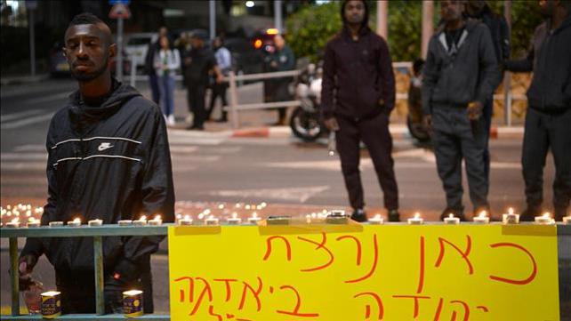 צעירים מדליקים נרות במקום בו נהרג יהודה ביאדגה, ינואר 2019