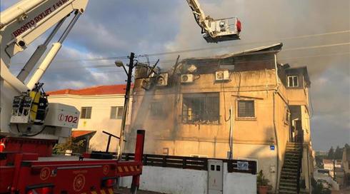 הצתת בית המטפלת הנאשמת בהתעללות: המשטרה עצרה שני חשודים נוספים