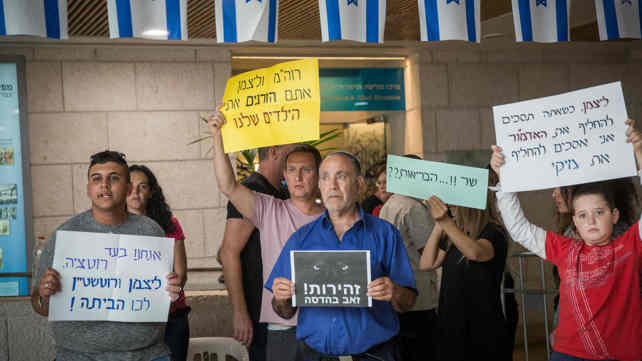 הורים וילדים במחלקה ההמטו-אונקולוגית מפגינים