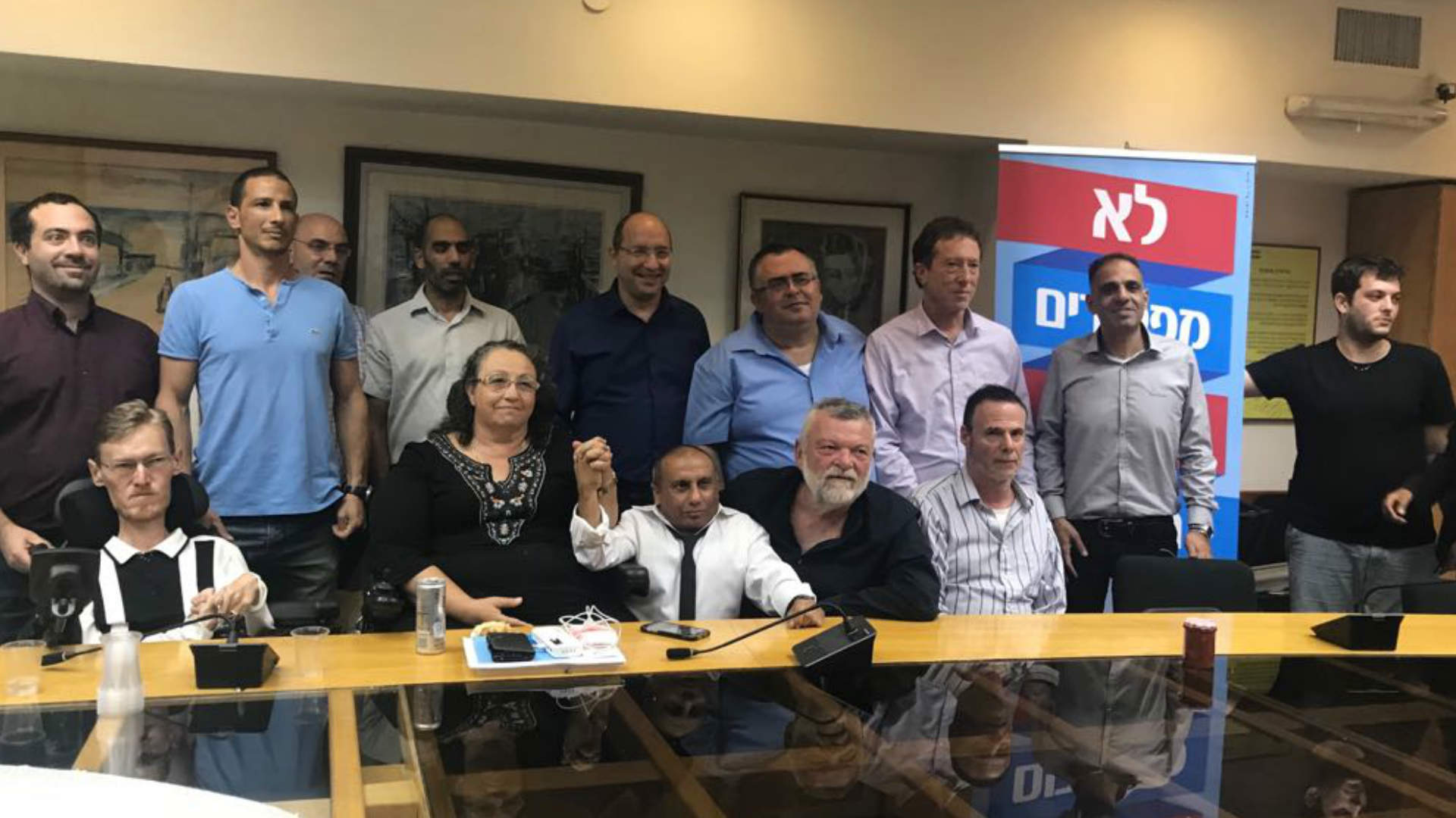 נציגי הנכים והממשלה בבית ההסתדרות, לפנות בוקר