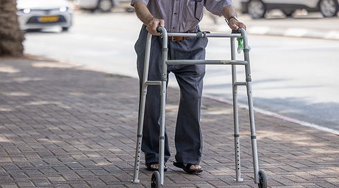 בהוראת משרד הביטחון: מאות מטפלים פלסטינים הוצאו מבתי אבות ברחבי הארץ