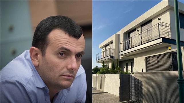 שי באב"ד ובית מגוריו (מימין)