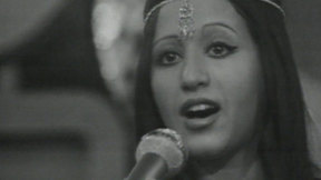 עפרה חזה. 2000