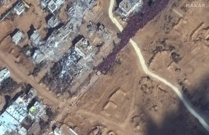 אזרחים מנסים להימלט מהעיר עזה 