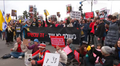 "הסתכלו לבנות שלי בעיניים": משפחות החטופים חוששות מקריסת העסקה
