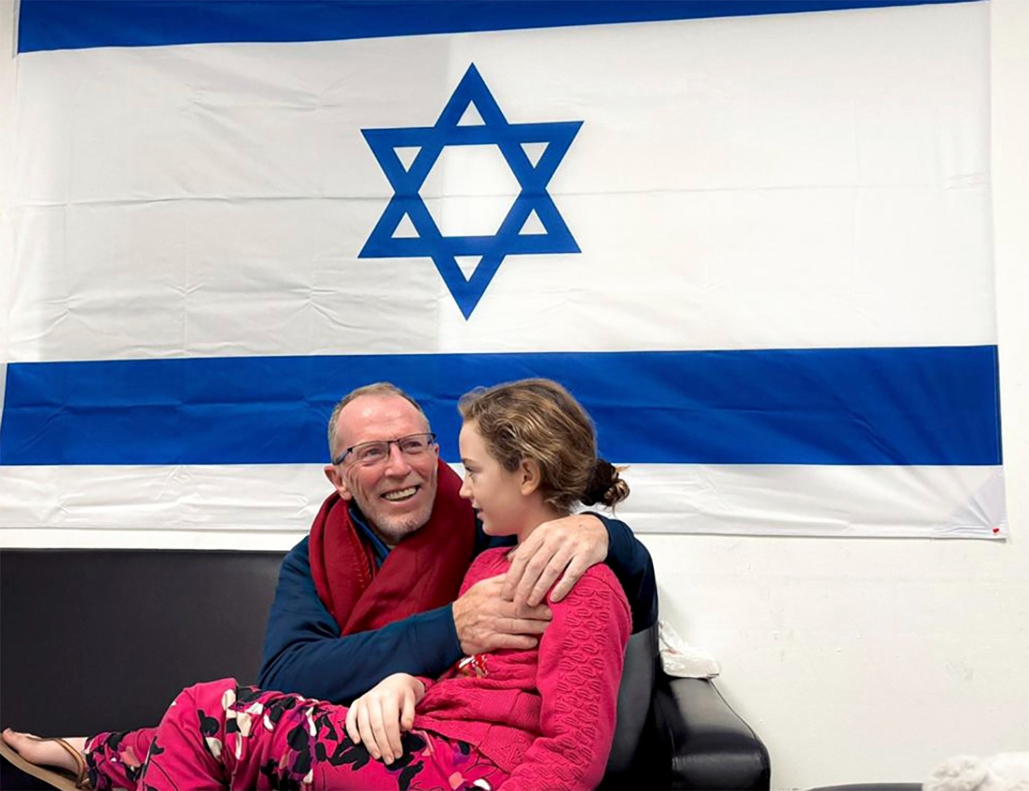 אמילי הנד פוגשת את אביה לאחר ששוחררה במסגרת עסקת חטופים, נובמבר 2023