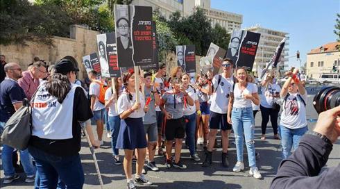 מאות מפגינים מול בית ראש הממשלה נגד סגירת שדה דב (1)