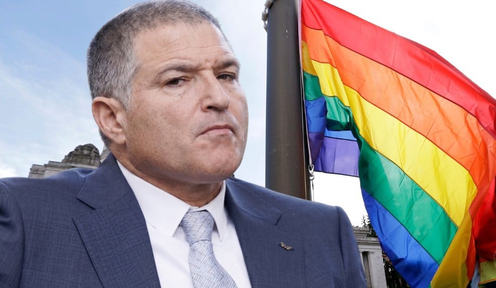 ראש שב"כ דוד זיני על רקע דגל הגאווה
