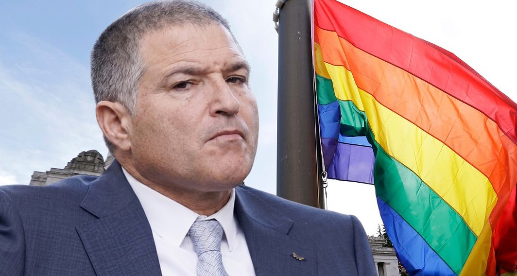 ראש שב"כ דוד זיני על רקע דגל הגאווה