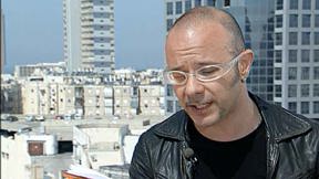 קובי אוז בריאיון על המוזיקה ועל הספרים שכתב. 2004