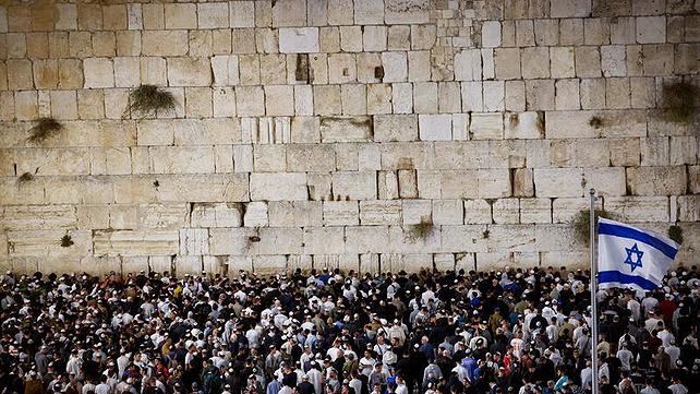 מתפללים באמירת סליחות בכותל המערבי בירושלים לקראת יום הכיפורים, 10 באוקטובר 2024