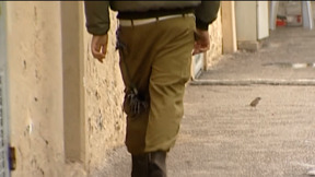 נעולים בחוץ בגשם ואוכלים על הרצפה: התנאים המחפירים במתקן המעצר לחיילים