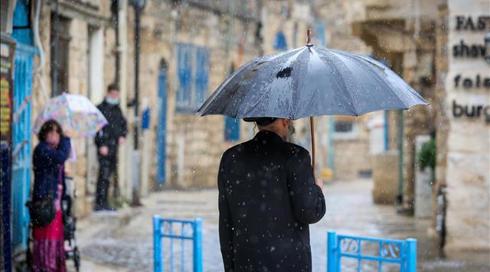 החורף חוזר: מיום שני ירידה בטמפרטורות וגשם