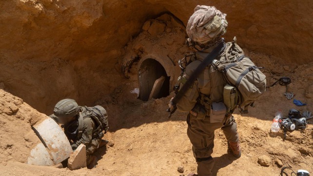 פיר המנהרה שממנה חולצו גופות החטופים בחאן יונס