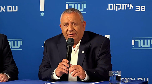 ימים ספורים לבחירות: הפוליטיקאים נלחמים על כל קול