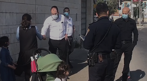 ילדה בת 13 עוכבה בגין אי עטיית מסכה