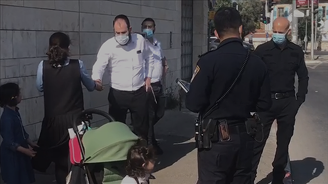 שוטרים מול ילדה בת 13