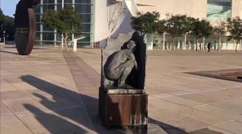 פסל מחאה בדמות רה"מ נתניהו הוצב בכיכר "הבימה" בת"א