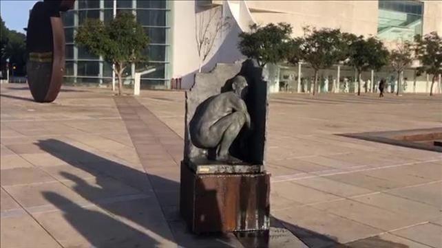 מיצג מחאה של מה שנראה כמו פסל עירום בדמות נתניהו הוצב בכיכר הבימה בת"א. 17.03.21
