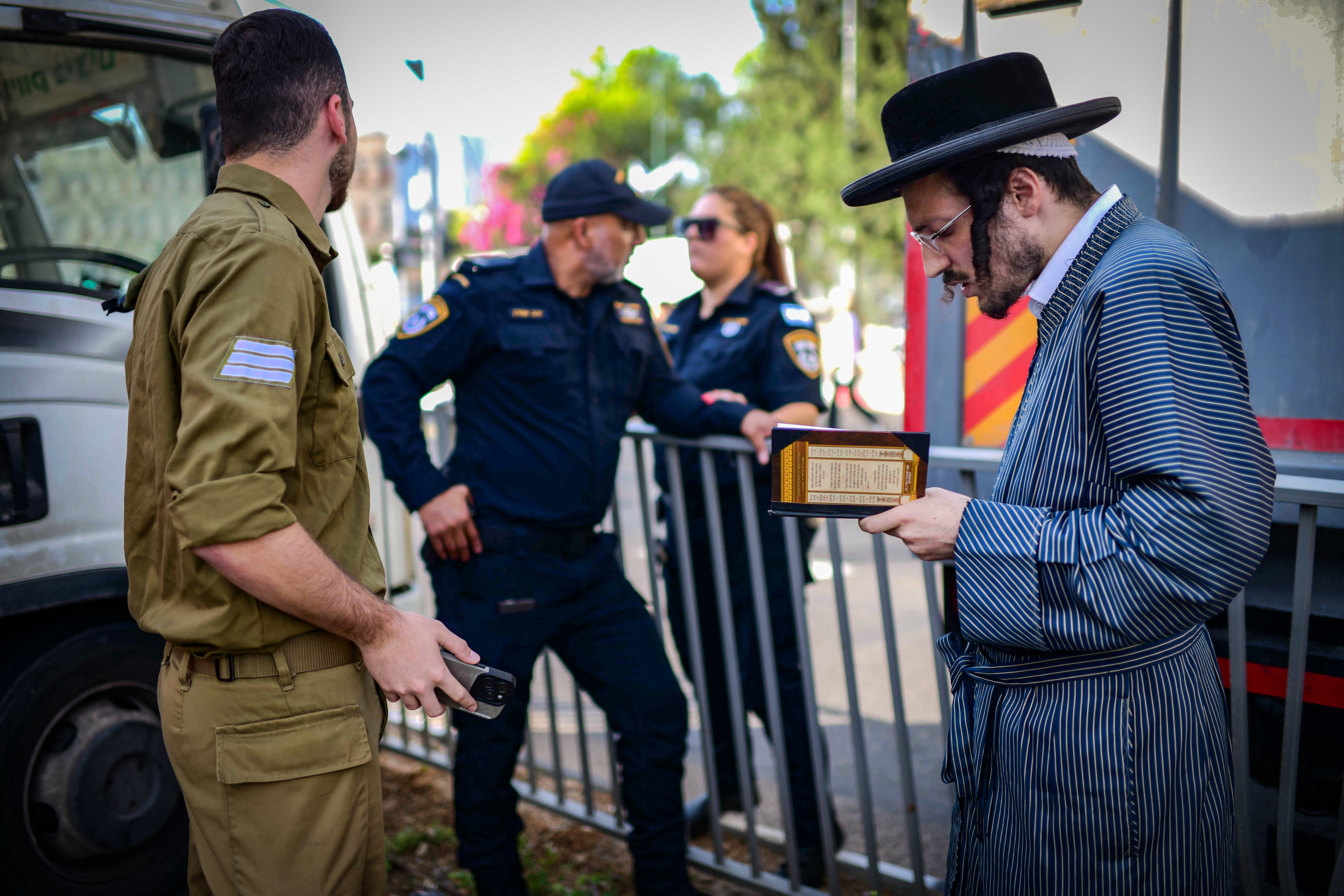 תלמיד ישיבה מתפלל בכניסה לבסיס תל השומר