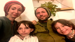 לבד, שבתות וחגים: המשפחות שמציינות עוד חג כשאבא במילואים