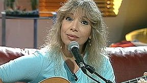 דורית ראובני שרה עם בליווי גיטרה. 2005