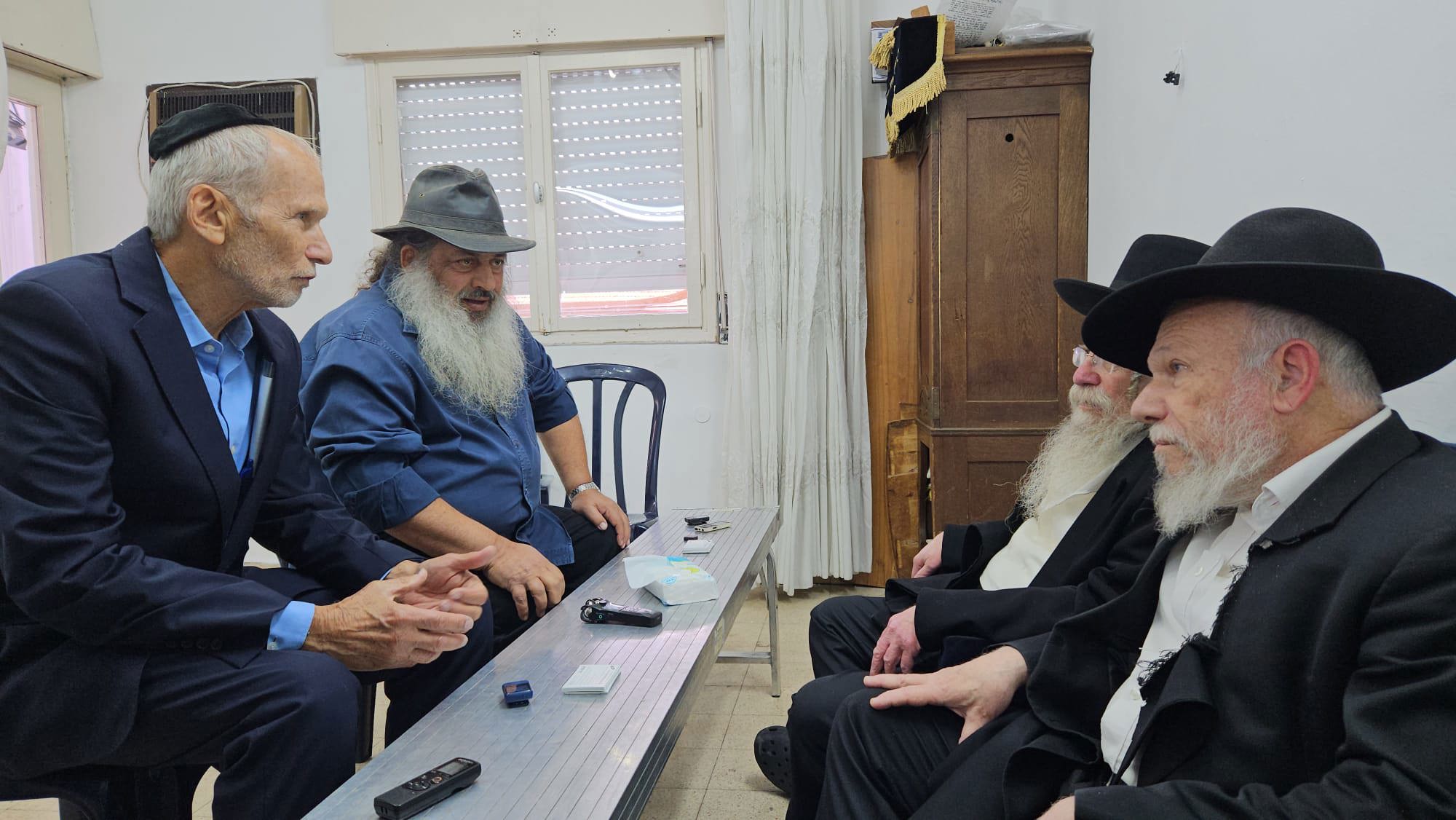 עמר בר לב ויורם אנג'ל בבית משפחת הרב אדלשטיין ז"ל
