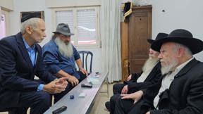 עמר בר לב ויורם אנג'ל בבית משפחת הרב אדלשטיין ז"ל