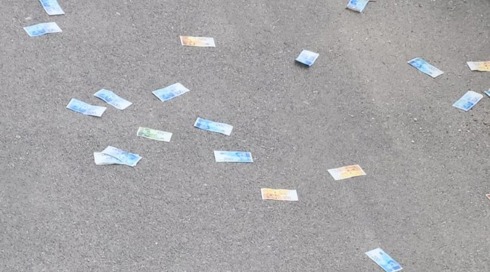 תרימו ת'ידיים: המשטרה פשטה על בית החשוד - הוא השליך את הכסף מהחלון