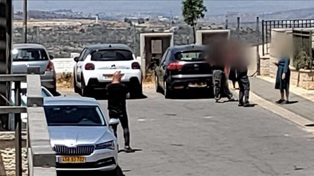 החשד לרצח פלסטיני באריאל: מעצרה של האישה בביתה באריאל