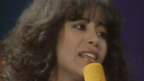 עפרה חזה. 1995