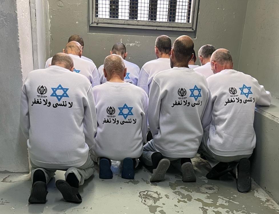 החולצות בהן הולבשו המחבלים ששוחררו במסגרת הפעימה השישית של העסקה על ידי שב"ס