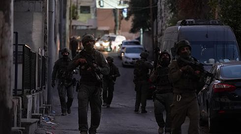 בפשיטת ענק: המשטרה ומג"ב עצרו עשרות חשודים בסחר באמל"ח וסמים