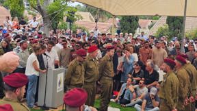 הלווייתו של רס"ן במיל׳ איתמר ספיר בבית העלמין הצבאי ברעננה, 20.05.26