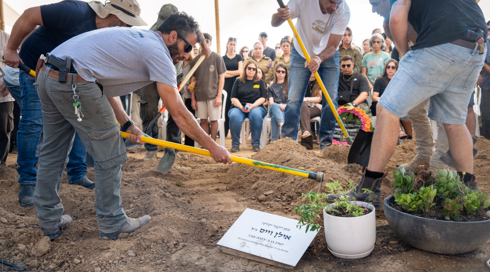 "המרצחים קטעו את חייך, אבל לא את גבורתך": אילן וייס הובא לקבורה בבארי