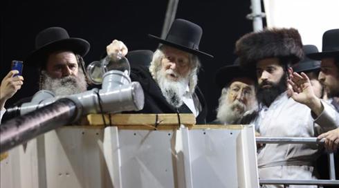 למרות שהובטח אחרת: עבריין המין אליעזר ברלנד לקח חלק בהדלקת המדורה בהילולה במירון