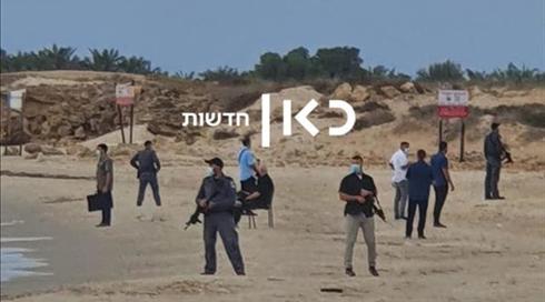לבד, מול הגלים: רה"מ תועד בחוף הים בקיסריה מוקף מאבטחים