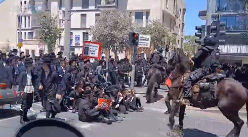 "צבא וחרדים - זה לא הולך ביחד": המחאות על הגיוס הגיעו ללשכה בירושלים