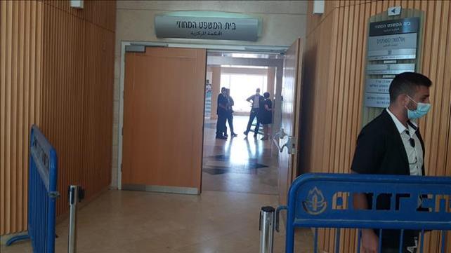 כתב אישום נגד 11 מעורבים בפרשת האונס הקבוצתי באילת, בבמ"ש מחוזי ב"ש. מאבטחים חוסמים את הכניסה למבואה לפני האולם. 02.09.20