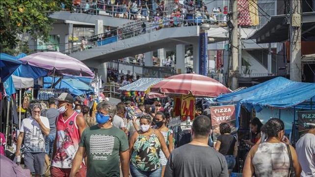 אזרחים עם מסכות פנים ברחובות ריו דה ז'ניירו, ברזיל. 17.06.20